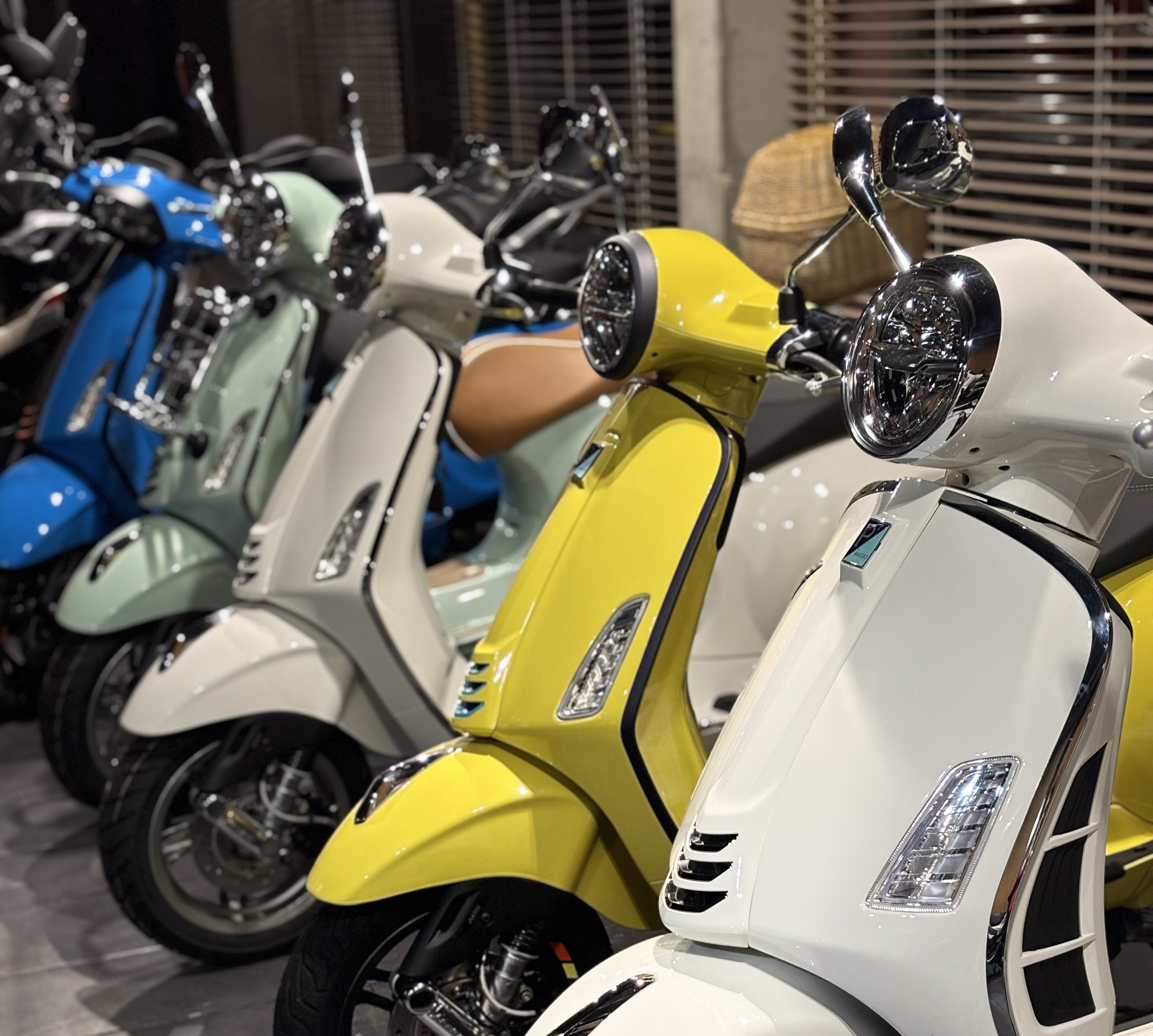 Vespa Primavera 125 ve všech barvách s kufrem ZDARMA